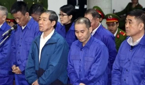 Dương Chí Dũng đang khai trước tòa về việc mua ụ nổi 83M