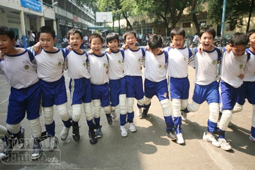 Lạ lùng cuộc thi "30 người 31 chân"