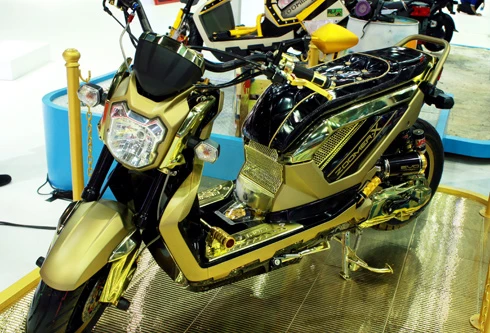 Honda Zoomer X độ vàng óng ả