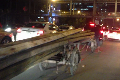 Xe ba gác gây ách tắc giao thông giờ tan tầm