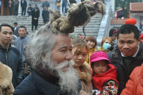 'Dị nhân' tóc búi hình rồng bất ngờ xuất hiện ở hội Lim