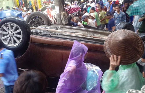 Ô tô gây tai nạn kinh hoàng tại ngã tư Phố Huế- Trần Xuân Soạn