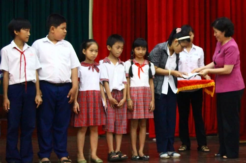 Vinamilk trao học bổng cho học sinh nghèo, mồ côi, khuyết tật tại Bến Tre