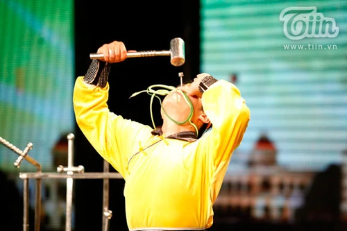 Khiếp sợ với màn khoan mũi, nuốt kiếm và rắn lục