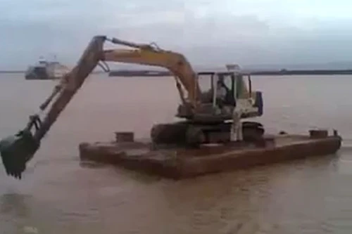 VN: Màn chèo phà sang sông bằng máy xúc khó tin
