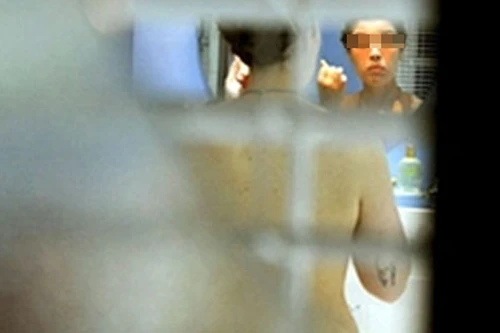 Chồng rình vợ tắm, gí điện vào cổ mưu sát