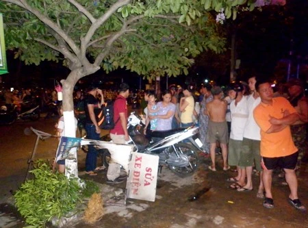 Hai thanh niên lạnh lùng tạt xăng, thiêu sống cô gái trẻ