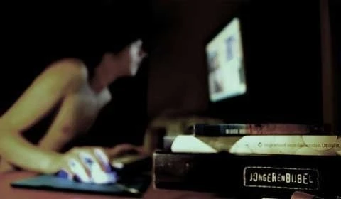 Dùng ảnh "nóng", tống tiền-tình nữ giáo viên tiểu học