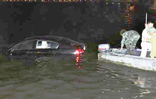 Nửa đêm, xe Lexus chở 4 người lao thẳng xuống Hồ Tây