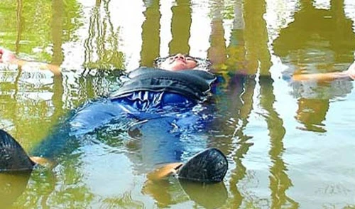 Chàng trai nặng 120kg có khả năng tự nổi trên mặt nước