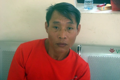 Dâm ô cả con bạn tù