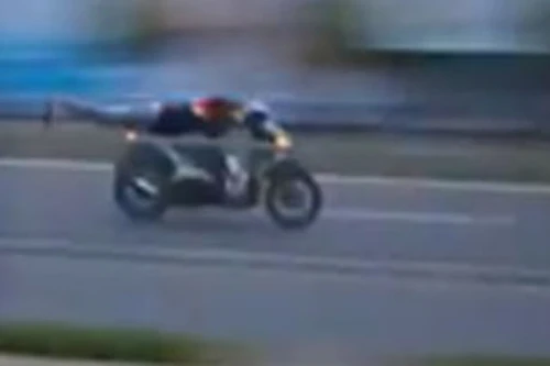 Lạnh người xem "quái xế" đua xe trái phép trên đại lộ 