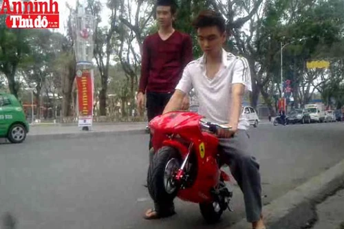 Đã phóng xe máy "ruồi" còn bốc đầu