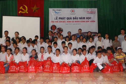 1.000 trẻ em khó khăn nhận đồ dùng học tập từ Prudential