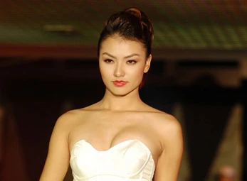 Hồng Quế, Andrea Aybar nổi bật giữa dàn người mẫu