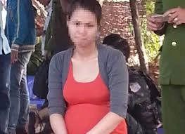 Phát hiện công an, con bạc nữ cuống cuồng nhét tiền vào quần lót, áo ngực