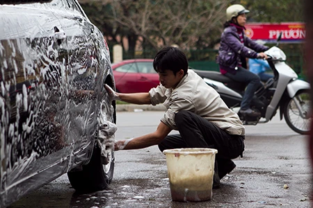 Cắt tóc, rửa xe, đánh giày hốt bạc ngày cuối năm