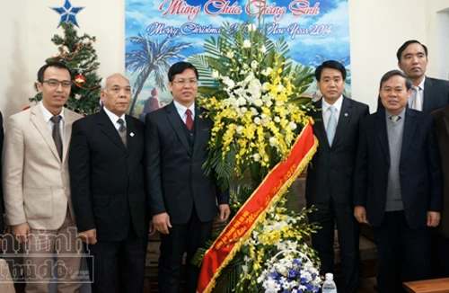 Lãnh đạo Công an Hà Nội chúc mừng chức sắc, tín đồ Công Giáo và Tin Lành 