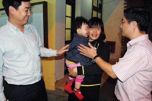 Cha cùng người tình bắt cóc con trai khỏi vòng tay mẹ