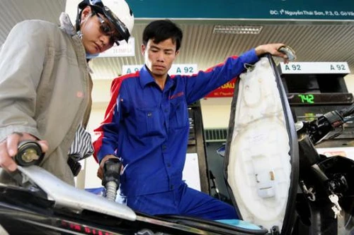 19h tối nay, xăng giảm giá 420 đồng/lít