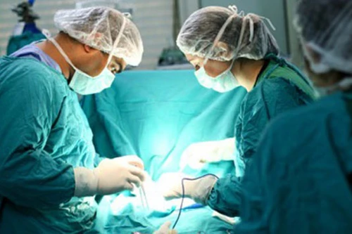 Cụ bà nhất quyết đi thu hẹp "cô bé", giữ cụ ông