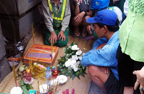 Xúm đen, xúm đỏ xem thi thể hài nhi bị bỏ rơi