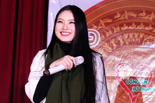 Hoa hậu Ngọc Anh rạng rỡ trong đêm nhạc từ thiện