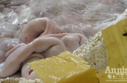 Chạy tứ tán khi bị phát hiện, vứt lại nửa tấn tràng lợn "bẩn"