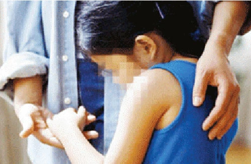 Rủ đi chơi, đưa vào nhà nghỉ để hiếp dâm