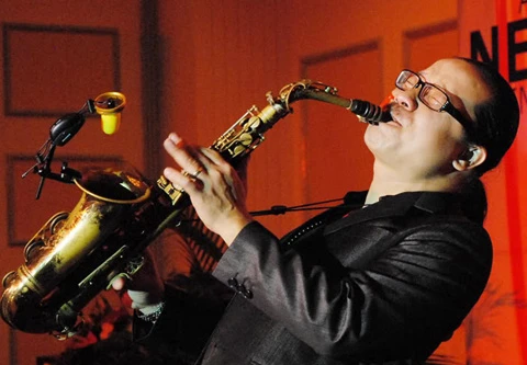 Nghệ sỹ Trần Mạnh Tuấn chữa trọng bệnh bằng Saxophone 