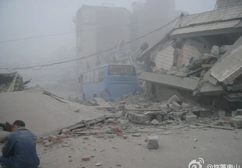 Tứ Xuyên rung chuyển vì động đất, 47 người chết