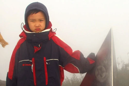 Cậu bé Hà Nội 6 tuổi leo đỉnh Fansipan