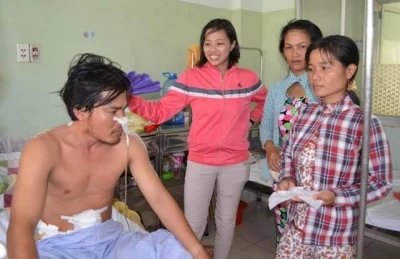 Đang câu mực, ngư dân bị cá kiếm đâm rơi xuống biển