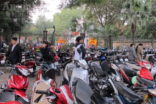 Văn Miếu "ngộp thở" giữa trùng vây các bãi trông xe