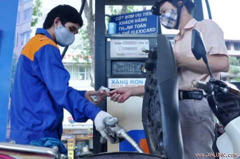 Xăng tăng giá kỷ lục lên 24.580 đồng một lít