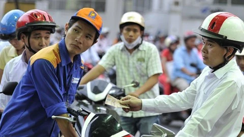 Xăng tăng 460 đồng/lít, đắt kỷ lục