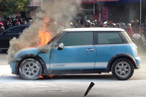 Hà Nội: Mini cooper bốc cháy giữa đường ngày cuối năm