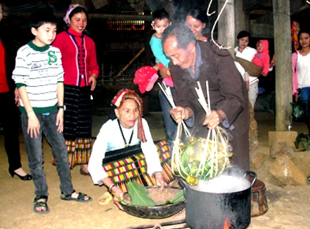 Đặc sắc bánh chưng đen của người Thái