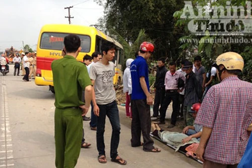 Xe khách lật, đè chết cụ già đạp xe ven đường