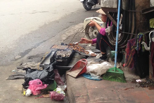 Ngày đầu "siết" hàng ăn vỉa hè: Bừa bộn và nhếch nhác