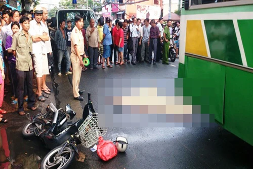 Nữ sinh viên chết thảm dưới bánh xe buýt