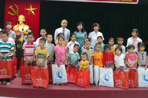 Niềm vui của hàng trăm trẻ em nghèo bị khuyết tật mắt