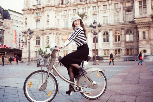 Lý Nhã Kỳ từng bị nhầm là nhân viên vì...quá trẻ