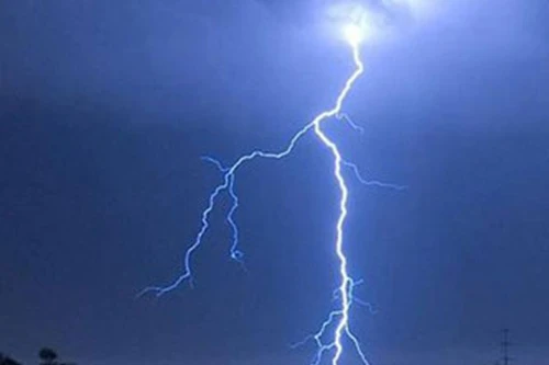 Người đàn ông bị sét đánh tử vong khi đi soi ếch