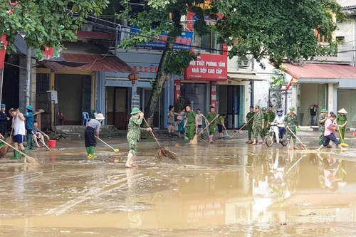 Lực lượng Công an giúp người dân khắc phục hậu quả mưa lũ