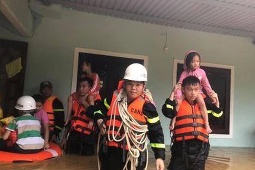 Vượt qua bão lũ, đến với nhân dân 