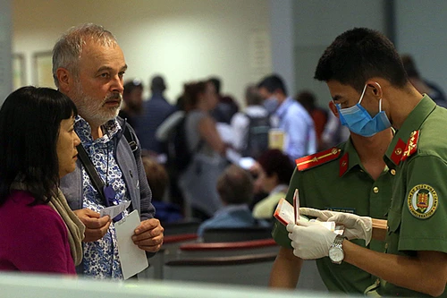 Lực lượng Công an kiểm soát xuất, nhập cảnh tại cửa khẩu, sân bay theo luật định