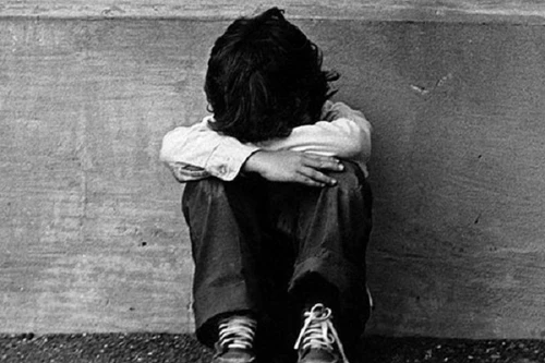 Mẹ nhốt con 6 tuổi ngoài nhà cả đêm vì tội xé thông báo ở trường