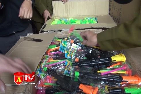 Thu giữ hơn 1 tấn đồ chơi không rõ nguồn gốc 