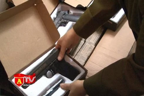 Phát hoảng vì súng đồ chơi không khác súng thật